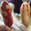 왼쪽에는 마구잡이로 캐첩을 바른 핫도그, 오른쪽에는 가오나시 모양으로 캐첩을 바른 핫도그가 찍힌 사진