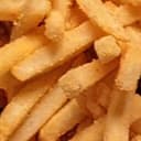 감자튀김에 초점이 맞춰진 사진