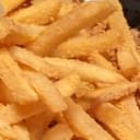 감자튀김에 초점이 맞춰진 사진