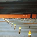 마인크래프트 지하에서, 저 멀리 청크가 렌더링되지 않은 위치에 해가 지는 것이 보이는 화면을 찍은 사진