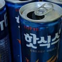 빈 핫식스 캔 여러 개에 초점이 맞춰진 사진