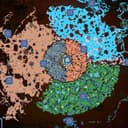 원형 파이차트 처럼 생긴, 2d 오픈월드의 지도 스크린샷. 푸른 색, 주황 색, 초록 색, 모래 색 등의 지역이 보인다.