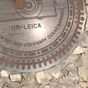 Leica 스토어의 바닥이 찍힌 사진, 'UR-LEICA' 와 'ENTER AND VISIONARY OSKAR BARNACK' 라는 문구가 보인다.