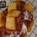 칠리소스와 허니버터 시즈닝이 뿌려진 감자 핫도그가 찍힌 사진