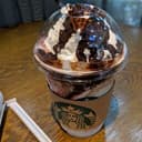 스타벅스의 딸기 크림 프라푸치노가 찍힌 사진